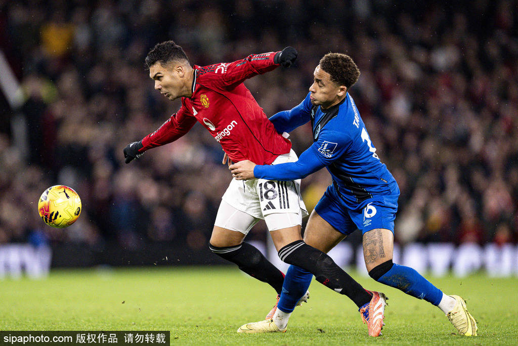 FIFA官方：C罗因直红被禁赛3场，剩余两场被缓期一年执行