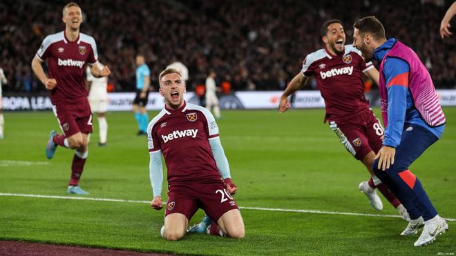 前锋远射破门，球迷现场尖叫